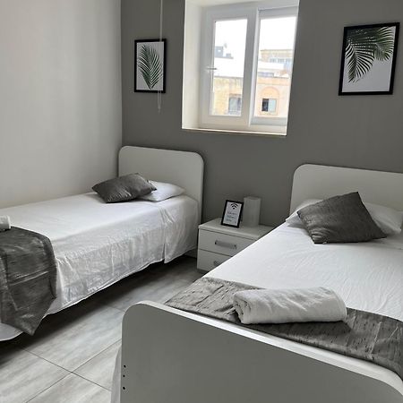 F3 Room 3, Private Room Two Single Beds Shared Bathroom Msida Exteriör bild