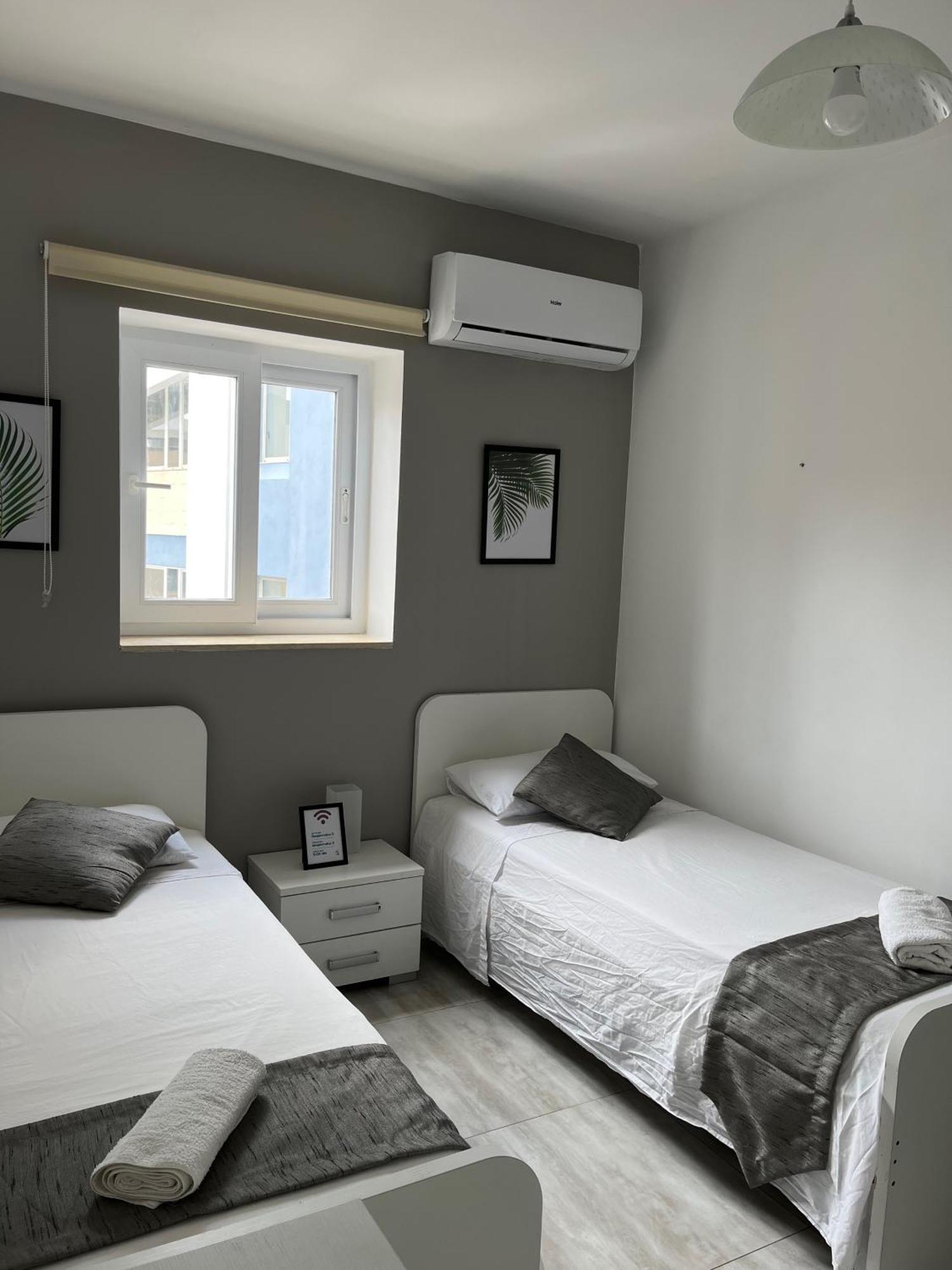 F3 Room 3, Private Room Two Single Beds Shared Bathroom Msida Exteriör bild