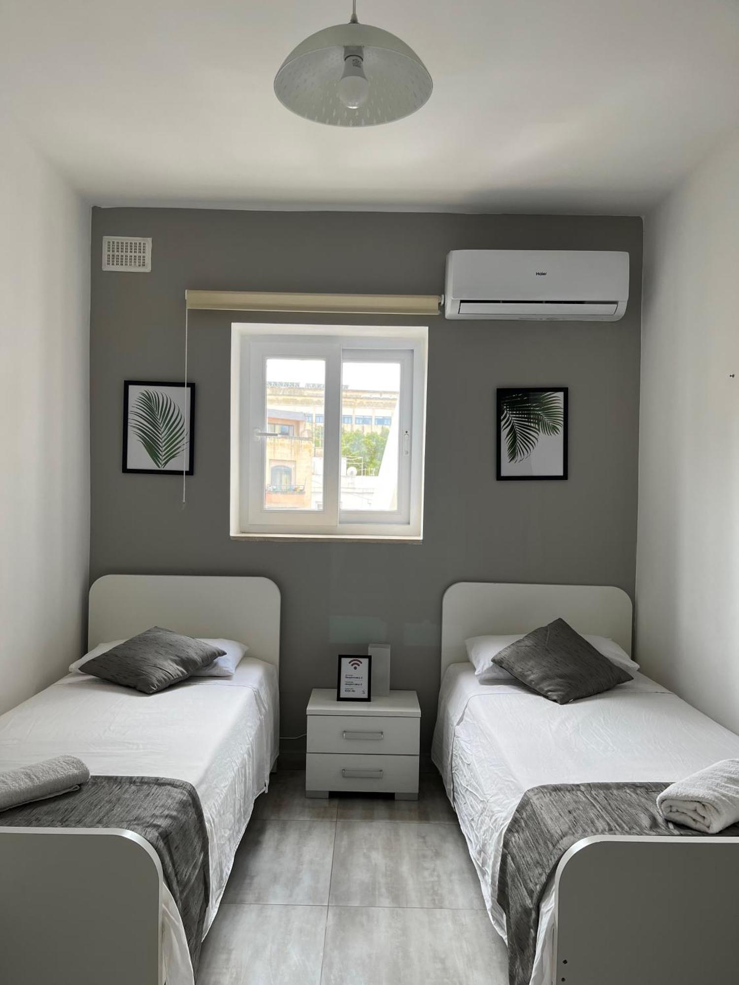 F3 Room 3, Private Room Two Single Beds Shared Bathroom Msida Exteriör bild