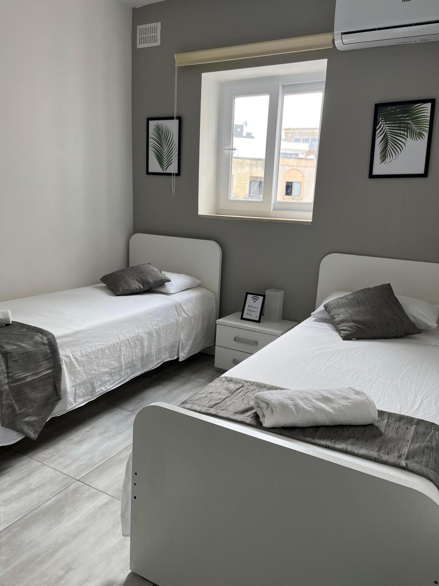 F3 Room 3, Private Room Two Single Beds Shared Bathroom Msida Exteriör bild